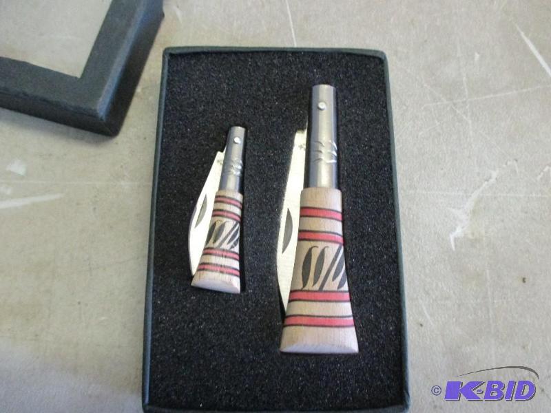 2 small knives...