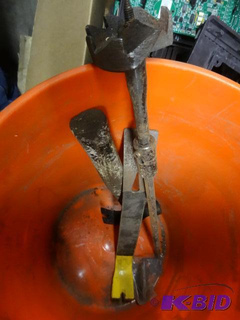 lot 38 image: Pry bar. Claw hammer. Extended reach wood dri...