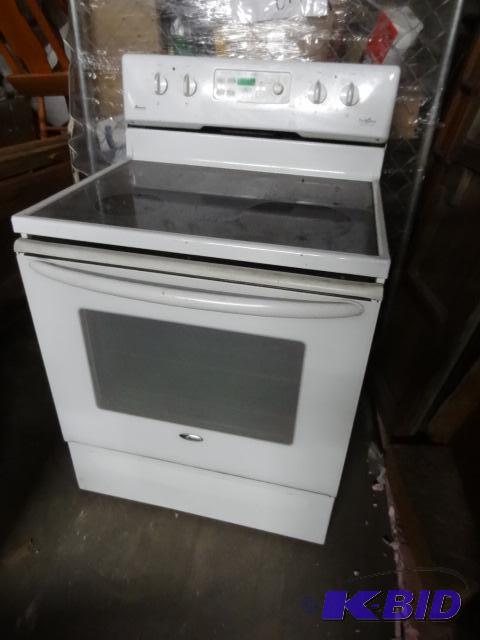 lot 50 image: Amana flat top electric stove. Model ACF4215A...