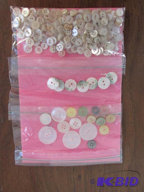lot 117 image: 3 Baggies of Buttons