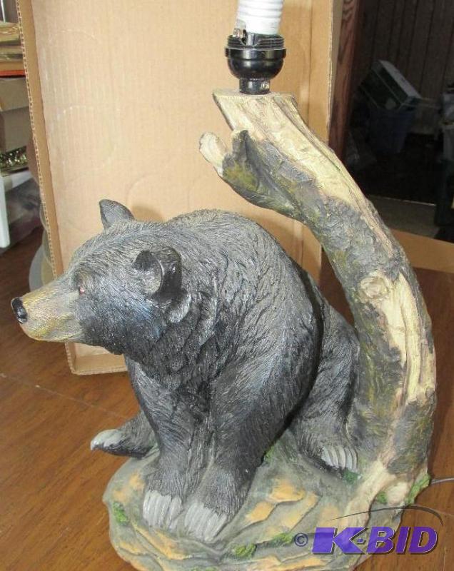 lot 125 image: Great Looking Bear Lamp
