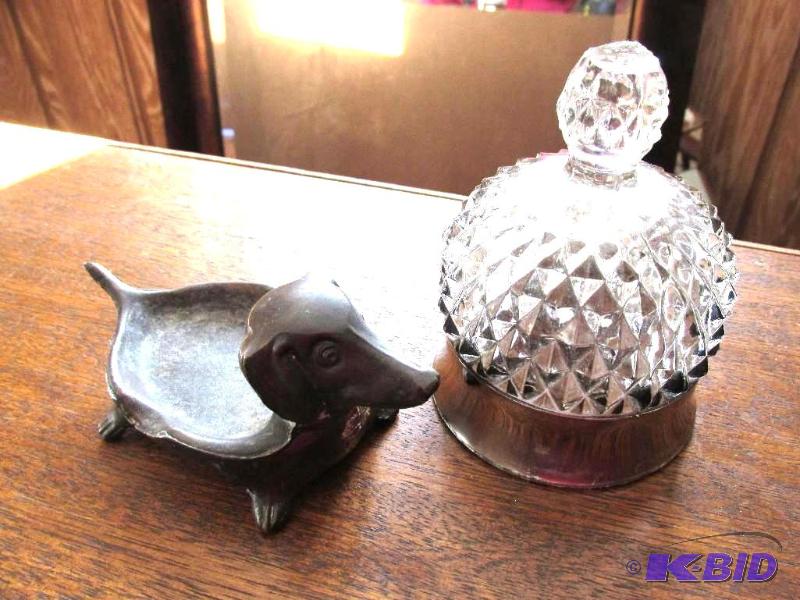 lot 13 image: Vintage BrassBronze Doxie and a GlassCrystal ()