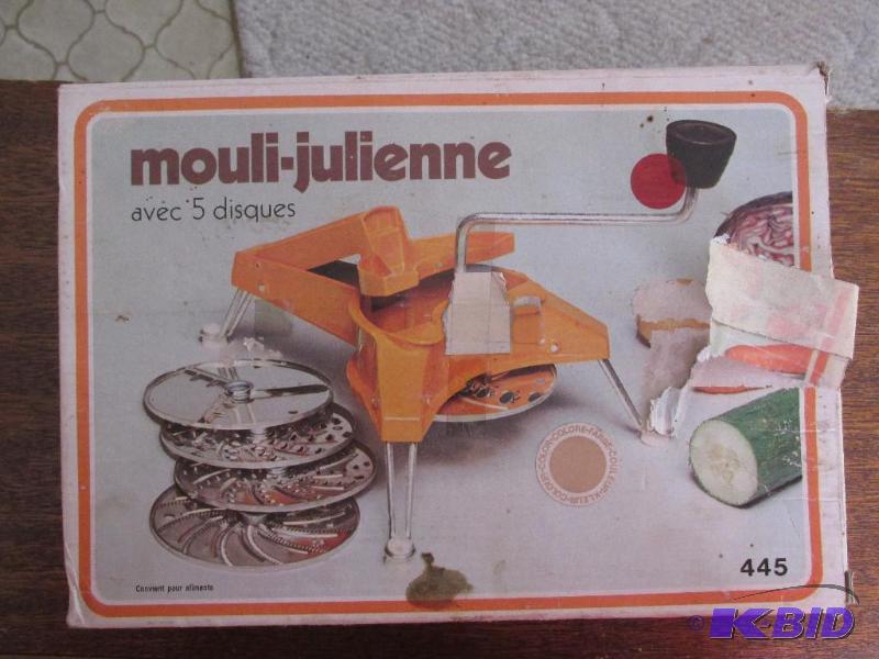 lot 15 image: Complete Vintage SlicingDicingJulienneShredding Kit to fix Vegies, etc