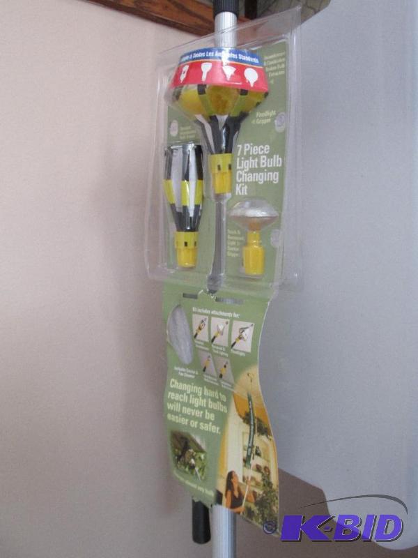lot 161 image: Light Bulb Changing Kit