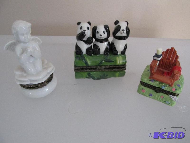 lot 162 image: 3 Cute little Porcelain Boxes
