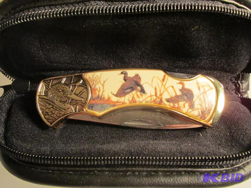 lot 215 image: Franklin Mint - Beautiful Flying Duck Scene and Embossed Handle