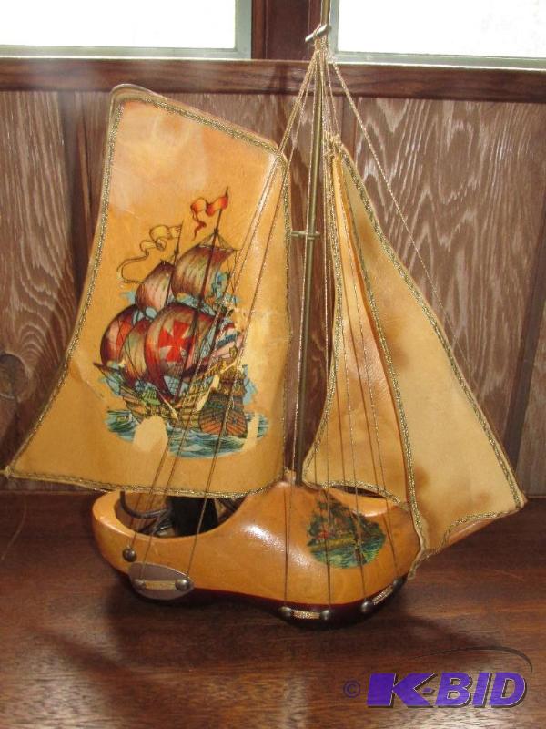 lot 35 image: Vintage Wooden Shoe with Holland Decals TV Lamp