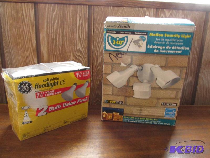 lot 39 image: New Motion Light and Package of Flood Lights - NEW