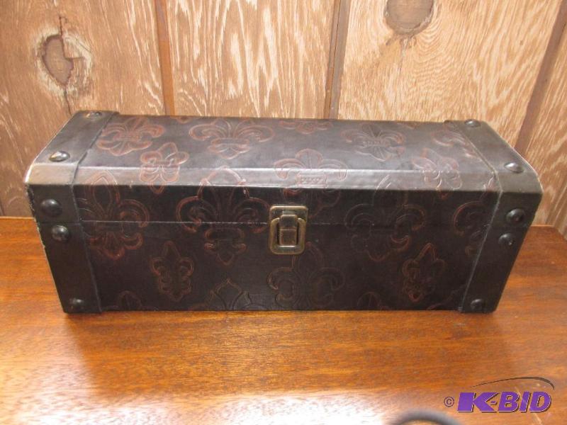 lot 58 image: Fleur de Lis Box - Very Nice Condition