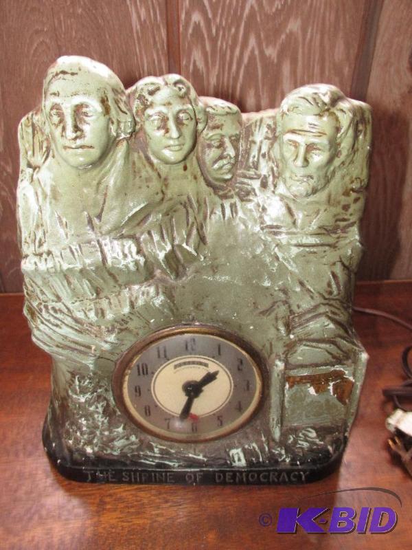 lot 60 image: Vintage Mt Rushmore Collectible LANSHIRE Clock, Chalk Ware