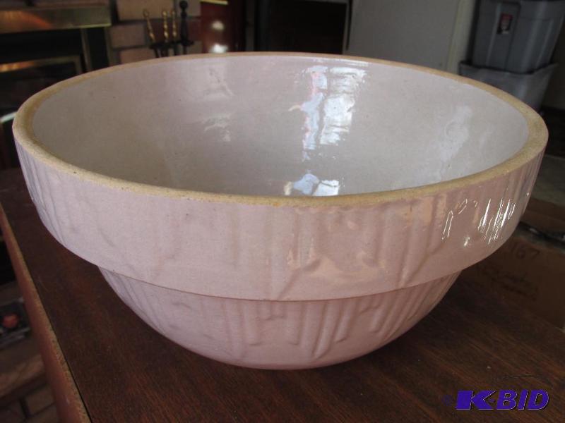 lot 7 image: Nice Large Crockery Bowl