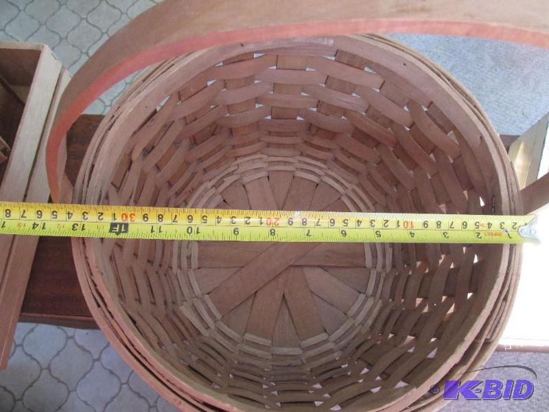 lot 8 image: Very Nice Round Apple Basket - in New Condition