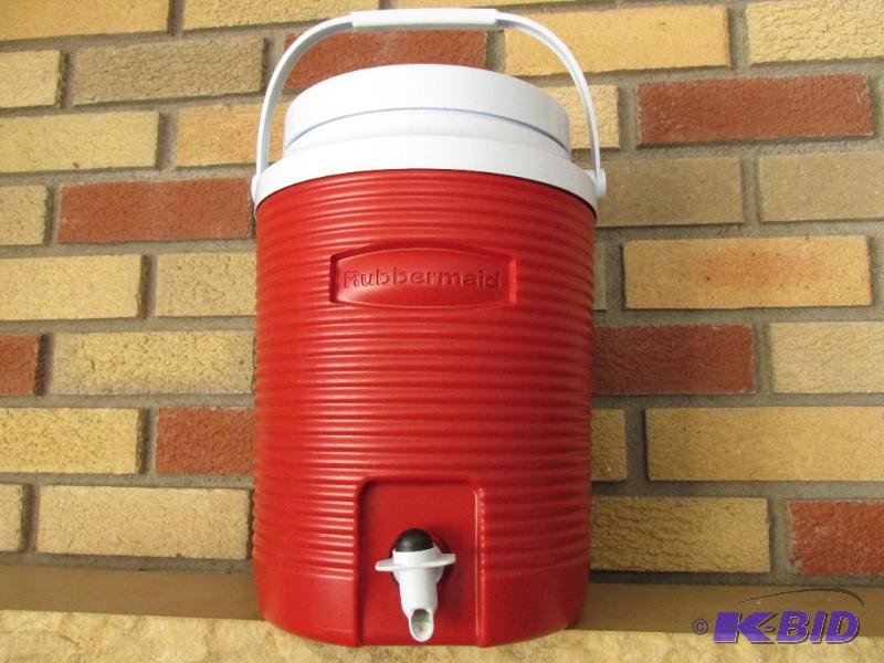 lot 82 image: Rubbermaid Drink Container