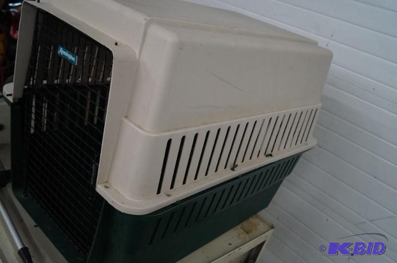 lot 16 image: pet carrier
