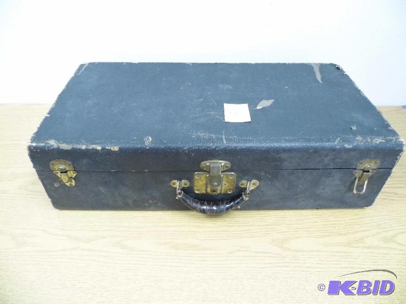 lot 30 image: Vintage Suitcase