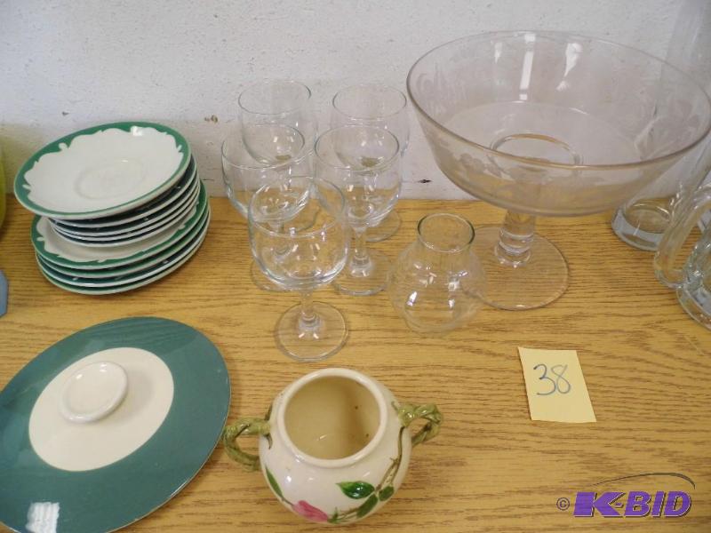 lot 38 image: Pyrex Bowl
