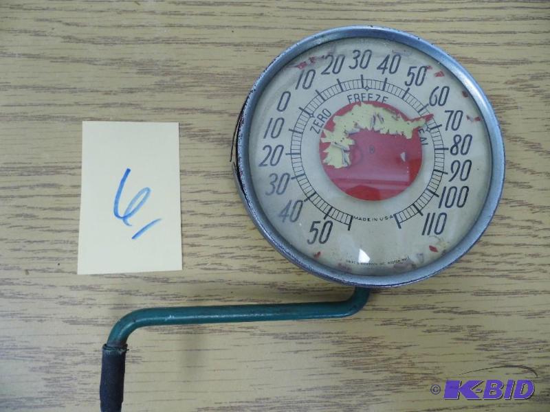 lot 6 image: Round Thermometer