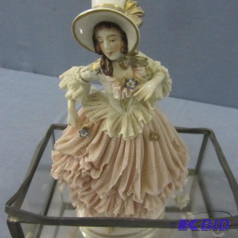 lot 10 image: Dresden Lace Figure
