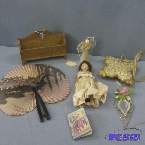 lot 107 image: Knick Knacks