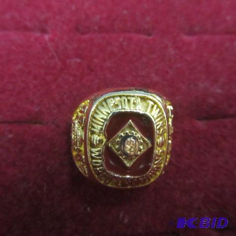 lot 134 image: MN Twins Ring