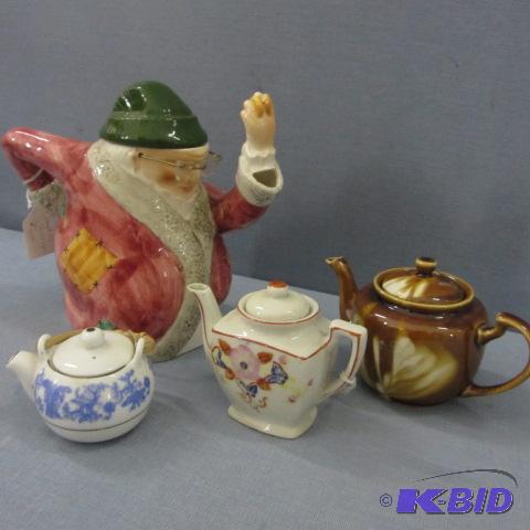 lot 18 image: Teapots