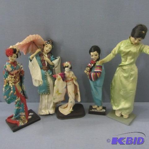 lot 211 image: Geisha Dolls
