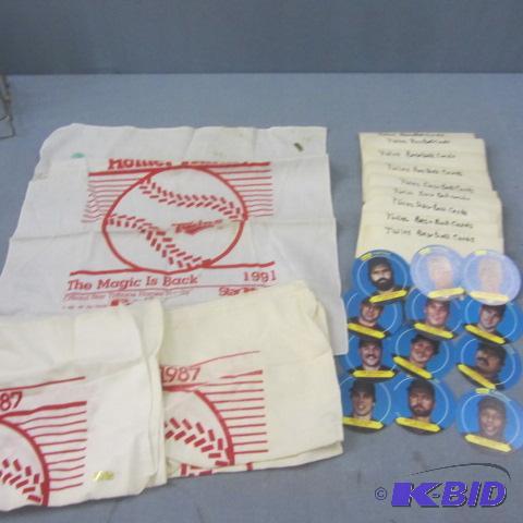 lot 243 image: MN Twins Hankies, Cards
