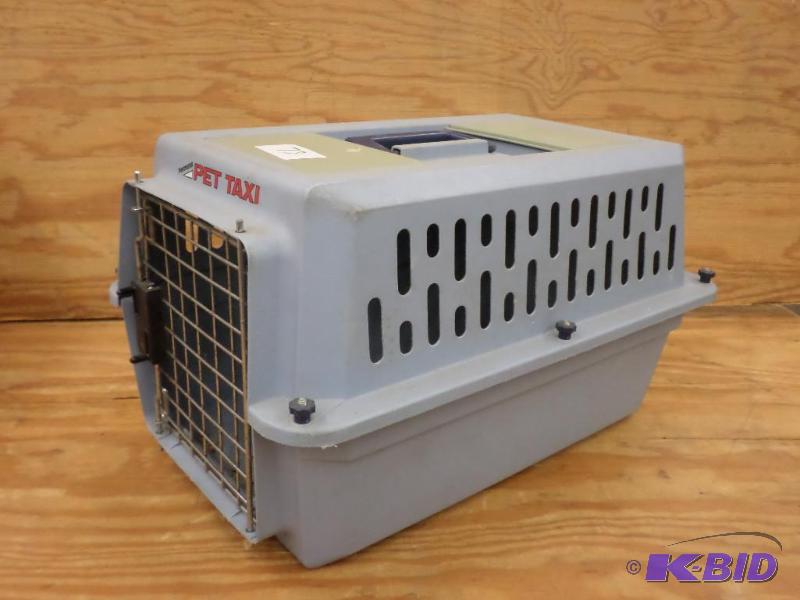 lot 73 image: Pet Taxi Small Travel Carrier...