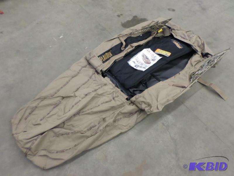 lot 80 image: Avery Packable Fold-Out Waterfowl Blind, Unus...