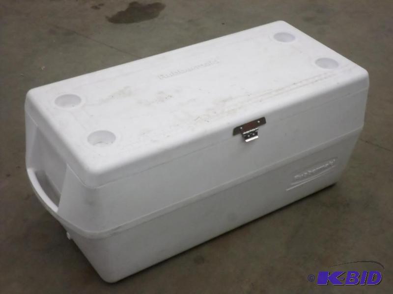 lot 81 image: Rubbermaid Large Sized Camp Cooler...