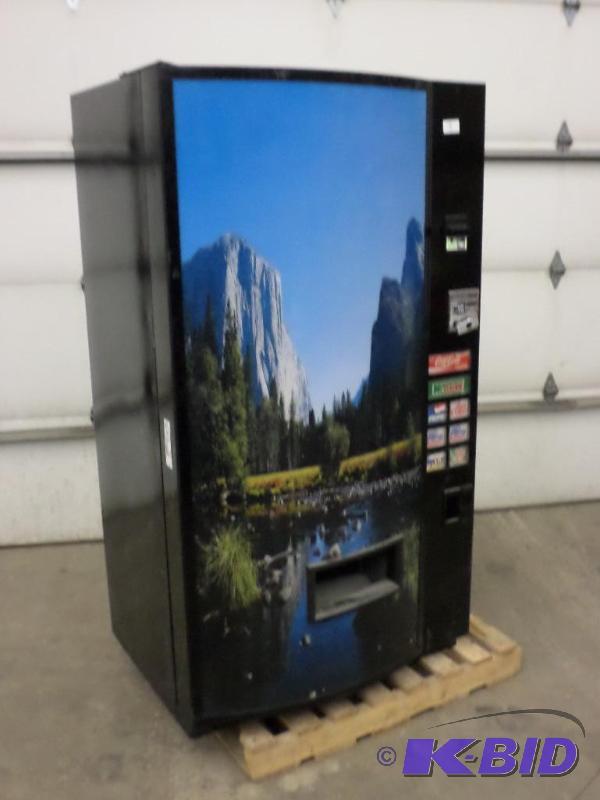 lot 9 image: Vendo Model 480 115 Volt 8-Selection Pop Mach...
