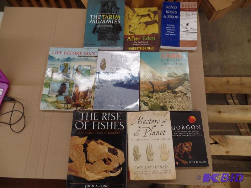 lot 32 image: Science Books