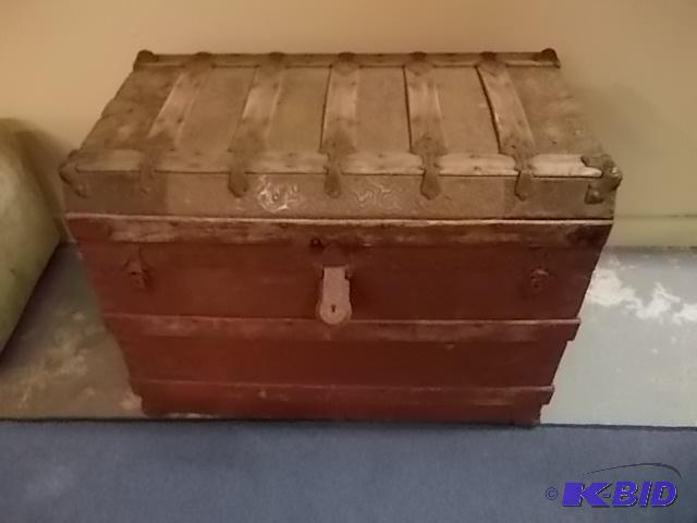 Vintage Trunk 32x18x24...