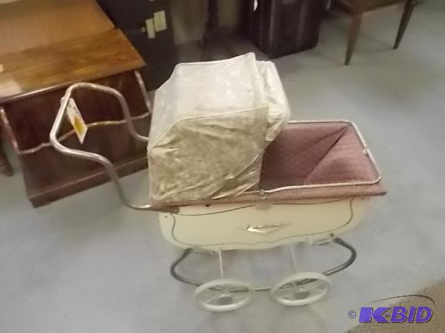 Large Vintage Doll Buggy...