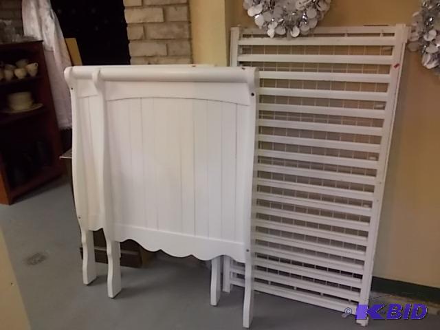White Crib - Looks Complete...