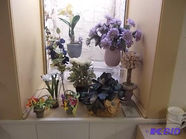 Lot Of Floral Decor, Vases, Centerpieces Brin...