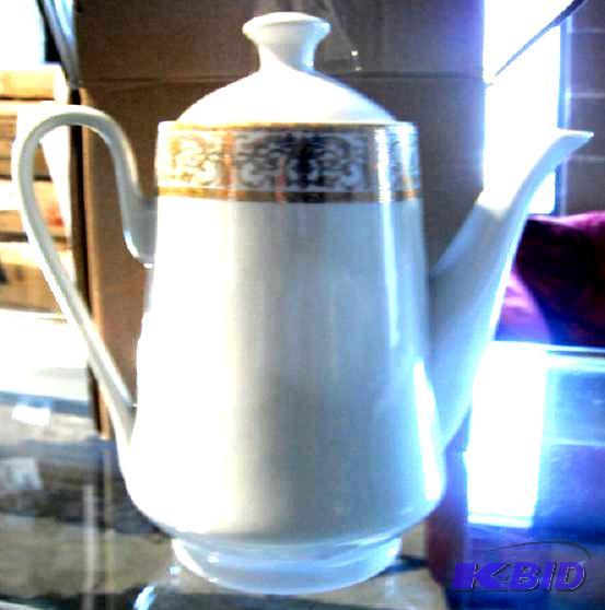 lot 4 image: Royal Vienna Teapot - 8" h x 8" w -...