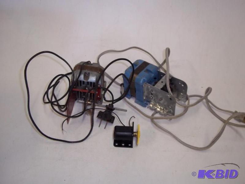 lot 8 image: 3 Erector set Motors...