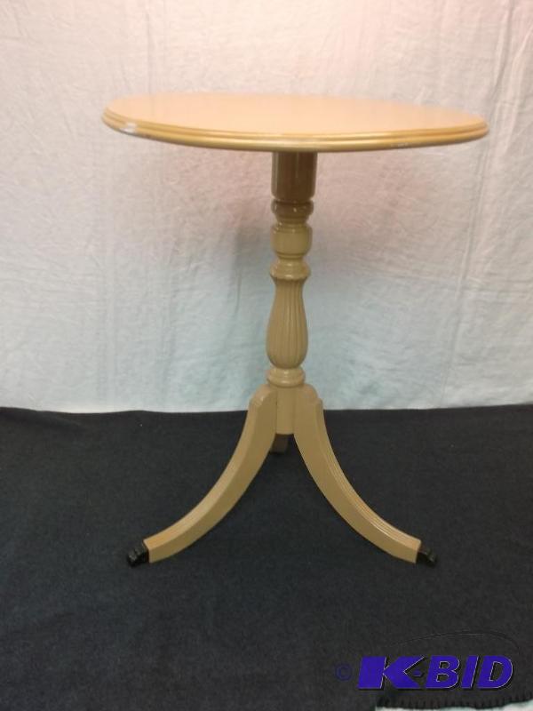 lot 11 image: Vintage painted claw foot table. measuring 20...