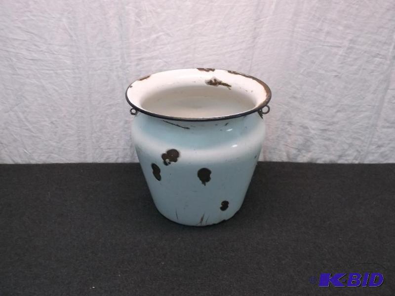lot 121 image: Large vintage enameled pot 11" D x 10 1...
