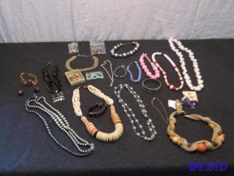 lot 129 image: Large lot of costume jewelry....
