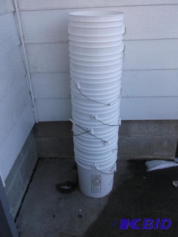 lot 130 image: Lot with 10 - 5 gallon food grade pails....