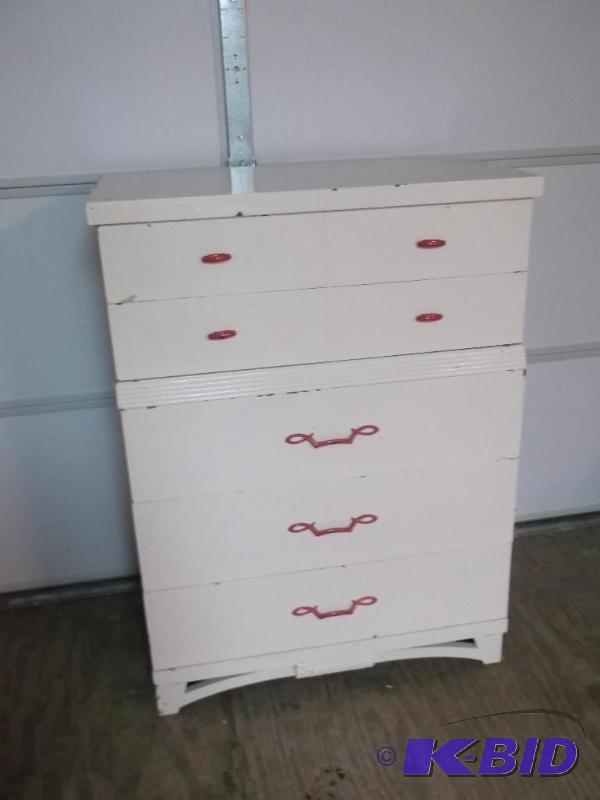 lot 43 image: Vintage painted 5 dovetailed drawer dresser m...