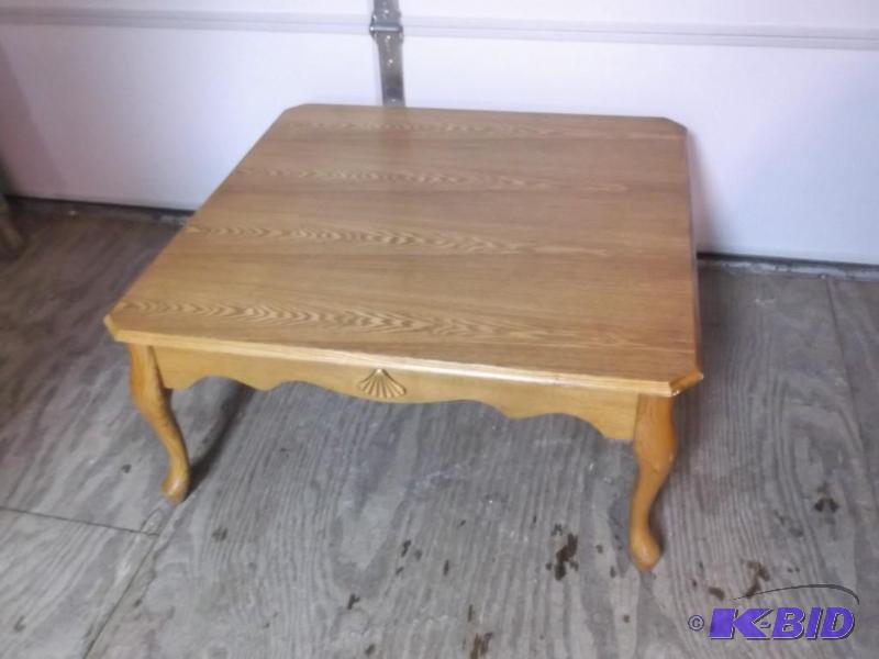 lot 46 image: Oak coffee table measuring 36 14" x 36 ...