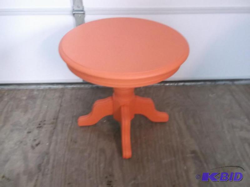 lot 47 image: Very cute vintage table, measuring 25" D...
