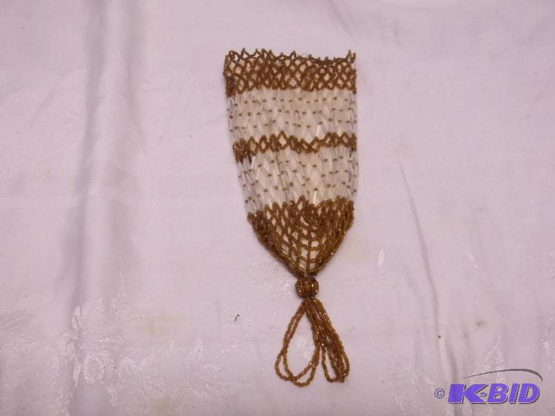 lot 49 image: Beautiful beaded purse missing drawstring sti...