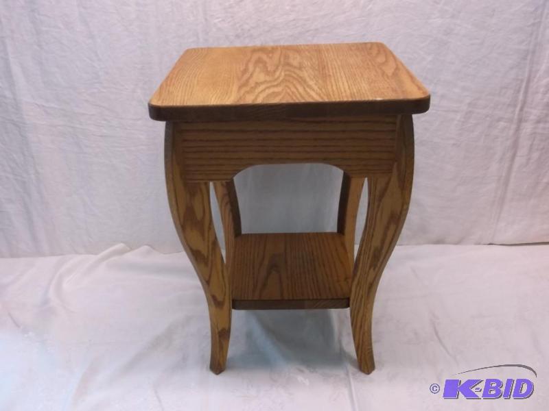 lot 55 image: Beautiful solid oak end table, measuring 13 1...