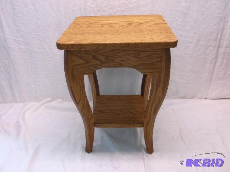 lot 56 image: Beautiful solid oak end table, measuring 13 1...