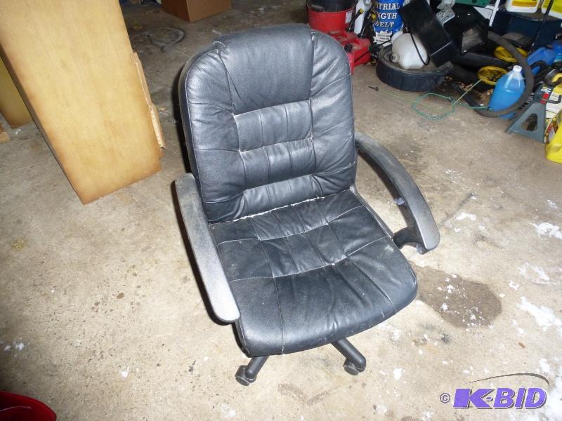 lot 11 image: Leather office chair Black chair swivel...