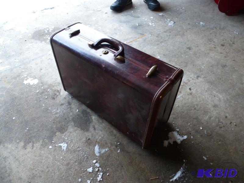lot 12 image: Samsonite&nbspluggage Leather luggage suit ...